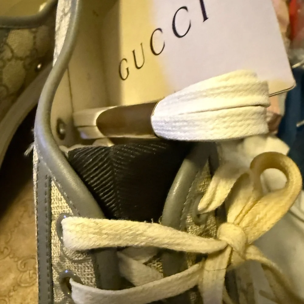 Gucci Tessuto sneakers 39.5 Preloved gently worn and ready for new adventures.
